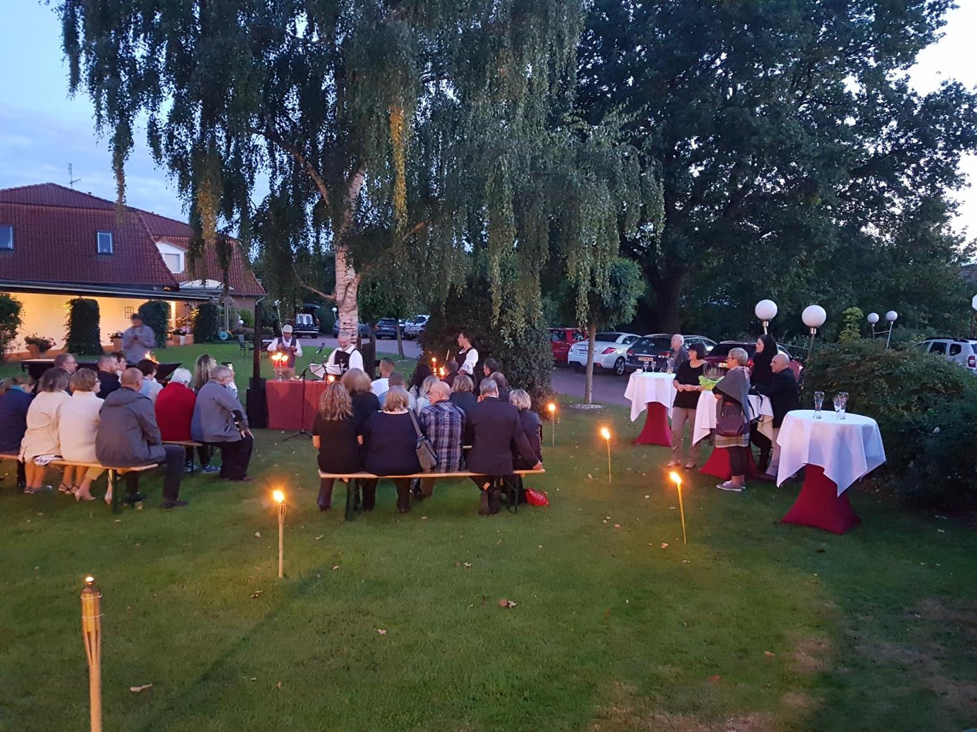 Hotel & Restaurant Zum Deutschen Hause Kirchhatten Bagian luar foto